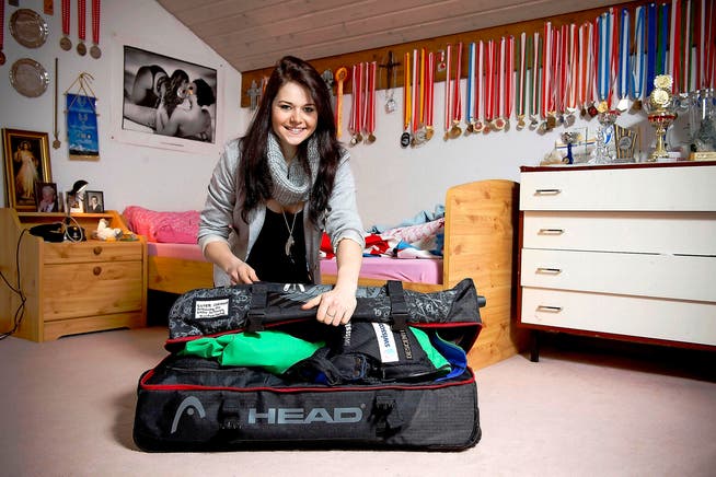 Im Packen ist Corinne Suter schon routiniert. In ihrem Zimmer im Elternhaus in Schwyz verstaut sie ihre Kleidung für die Junioren-WM in Kanada in der grossen Reisetasche. (Bild: Dominik Wunderli)