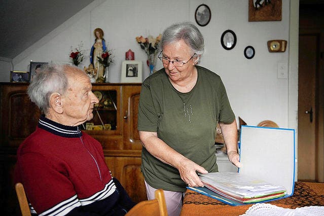Theres Truttmann (74) hilft ihrem Nachbarn Paul Althaus (86) im Alltag. (Bild: Pius Amrein/Neue LZ)