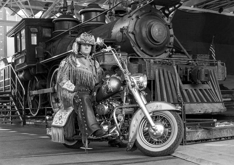 Angy Burri, aufgenommen auf seiner Harley Davidson, im Oktober 1988 im Verkehrshaus Luzern. (Bild: Keystone/Str)