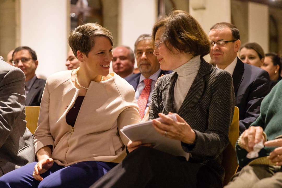 US Botschafterin Suzan G. LeVine (links) und alt Bundesrätin Elisabeth Kopp im Gespräch. (Bild: Philipp Schmidli)