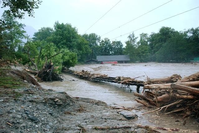 Solche Bilder wie im Jahr 2005, als grosse Teile Sarnens überflutet wurden und das Trassee der Zentralbahn wegspült wurde, soll es nicht mehr geben. (Archivbild Neue OZ)
