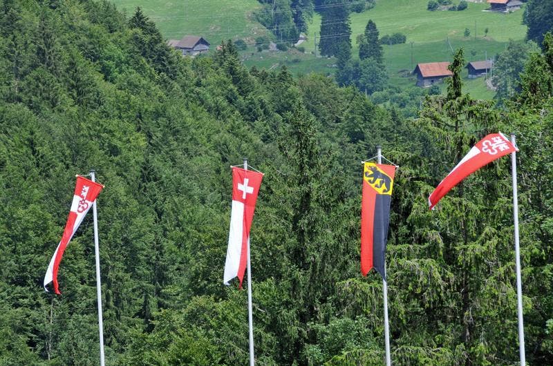 Neben der Schweizer Fahne flattern die Fahnen der Kantone Obwalden, Nidwalden und Bern über dem Schwingplatz. Die Brünig-Arena, die auf Lungerer Boden liegt, gehört zu zwei Dritteln dem Ob- und Nidwaldner Schwingerverband und zu einem Drittel der Schwingersektion Hasliberg. (Bild: Robert Hess / Neue OZ)
