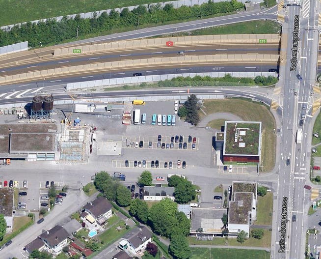 Eine Studie des Kantons Luzern soll abklären, ob der Stützpunkt Spreng beim Autobahnanschluss Emmen Nord ausgebaut werden soll. (Bild: Google Maps)