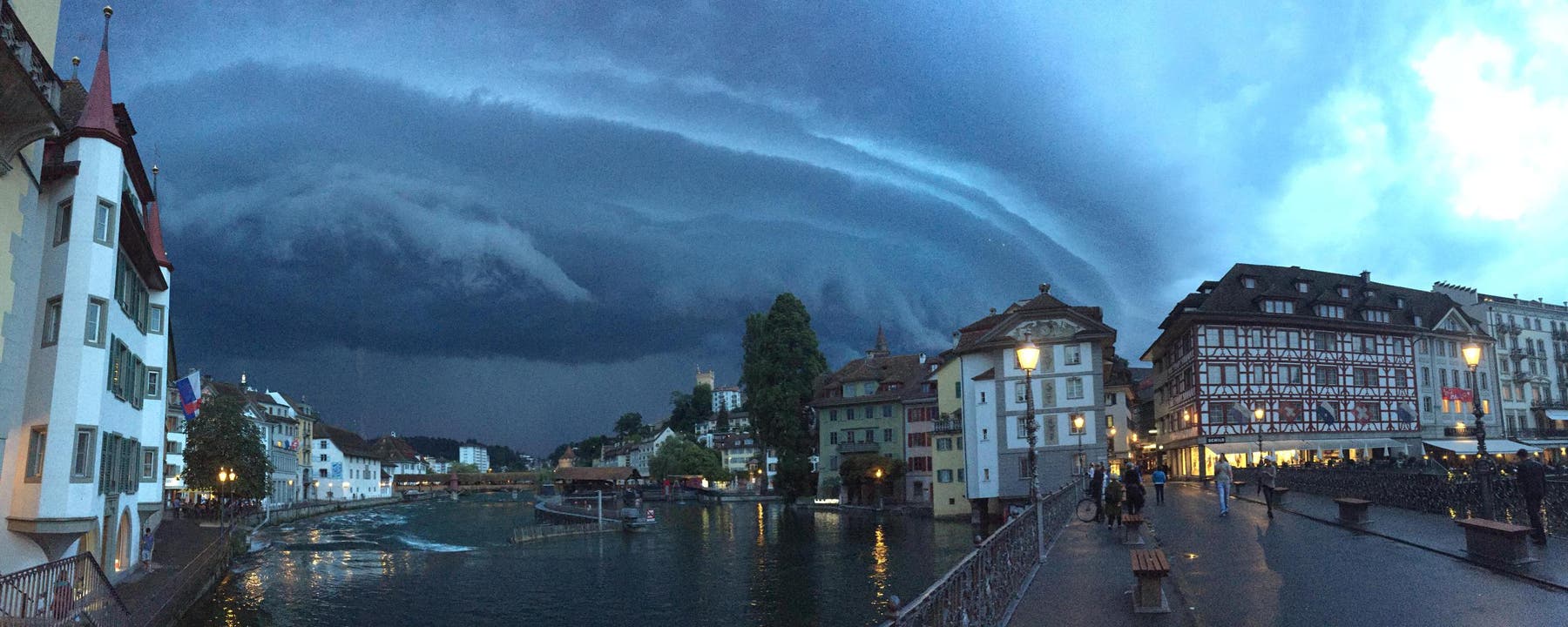 Aufziehendes Gewitter über Luzern. (Bild: Leserbild Marcel Pironato)
