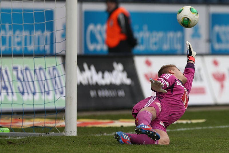 Luzerns Michael Räber kassiert in den ersten Minuten seines Super League-Debuts das 1:1 beim Penalty. (Bild: Philipp Schmidli / Neue LZ)