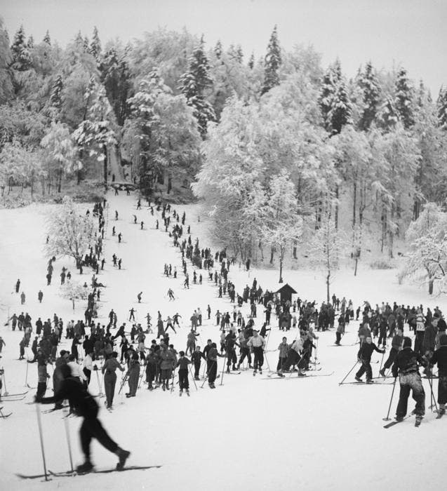 Skitag1942 auf dem Dietschiberg, hinten ist die grosse Schanze zu erkennen. (Bild: Max A. Wyss/Stiftung Fotodok)