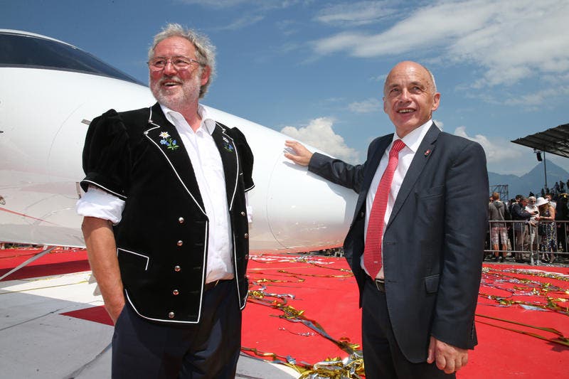 Pilatus-Chef Oscar J. Schwenk, zusammen mit Bundesrat Ueli Maurer vor dem neuen Jet. (Bild: Philipp Schmidli)