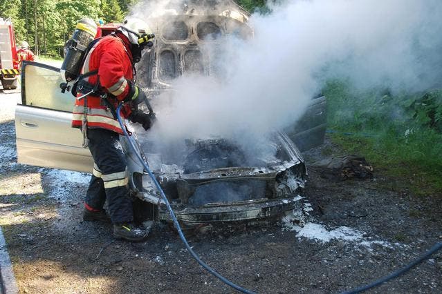 Der Feuerwehrmann löscht den im Motorenraum ausgebrochenen Brand. (Bild: Kantonspolizei Obwalden)