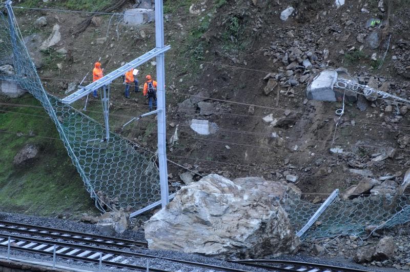Ein grosser Felsblock liegt auf dem Gleis der Gotthardbahnlinie. (Bild: Urs Hanhart/Neue UZ)