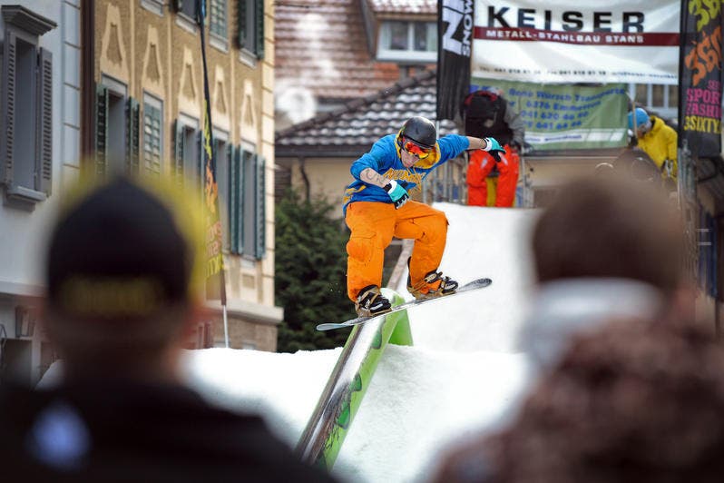 19. November: Winkelride in Stans. Snowboarder und Skifahrer befahren einen Parcours auf dem Dorfplatz. (Bild: Pius Amrein / Neue LZ)