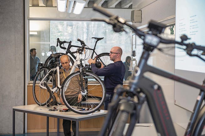 Wolfgang Wölke (rechts) zeigt an der «Infotech», wie sich ein E-Bike-Motor ein- und ausbauen lässt. (Bild: Dominik Wunderli (Luzern, 5. Januar 2017))