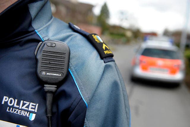 Luzerner Polizisten auf Platz. (Symbolbild / Neue LZ)