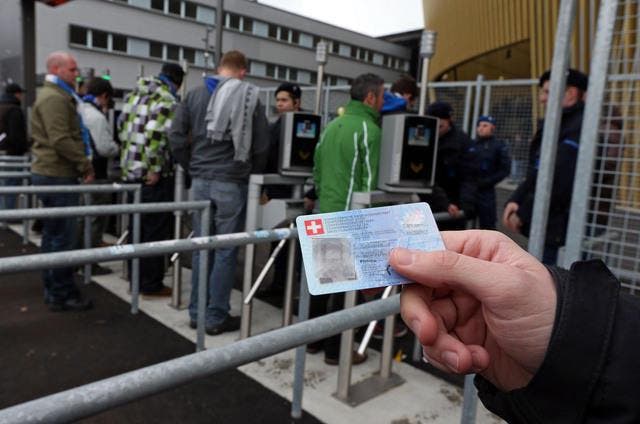 Neu muss beim Eingang vor der Swisspor-Arena die ID gezeigt werden. (Bild: Philipp Schmidli / Neue LZ)