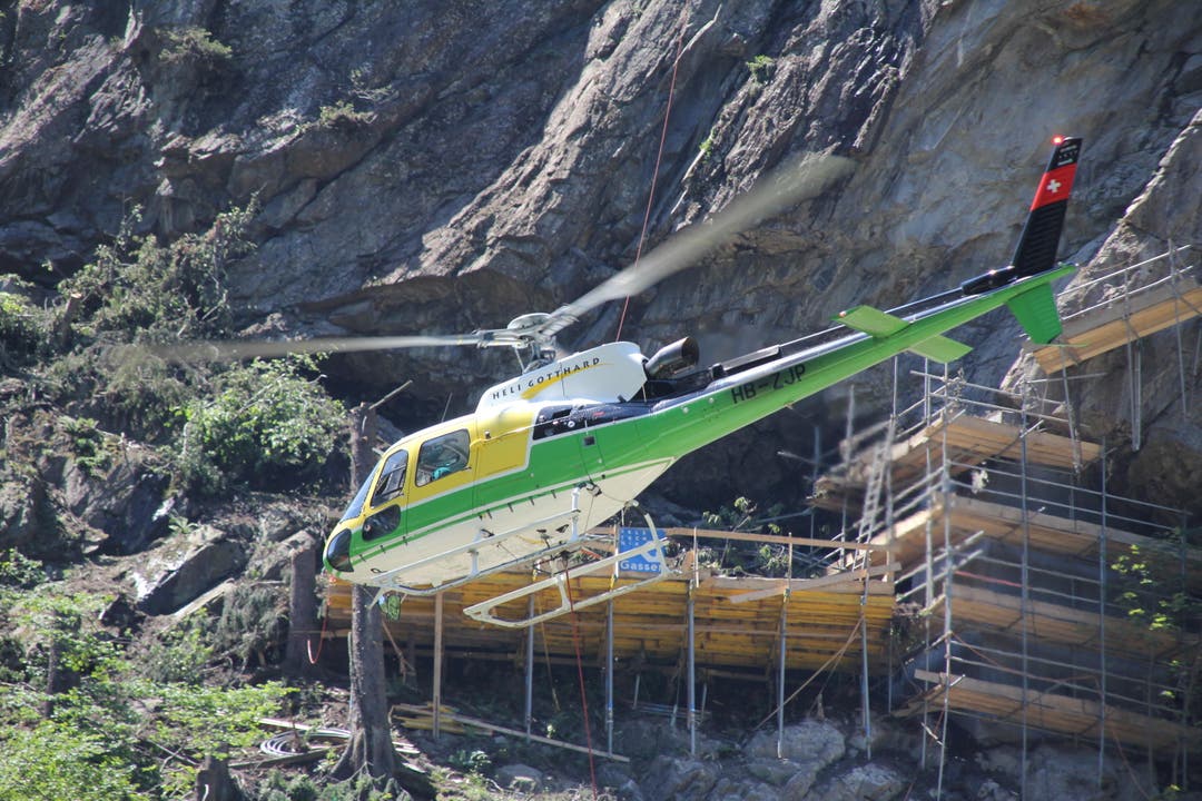 Am 16. Juni bringt der Helikopter im Minutentakt die Abdeckmatten. (Bild: René Meier / Luzernerzeitung.ch)