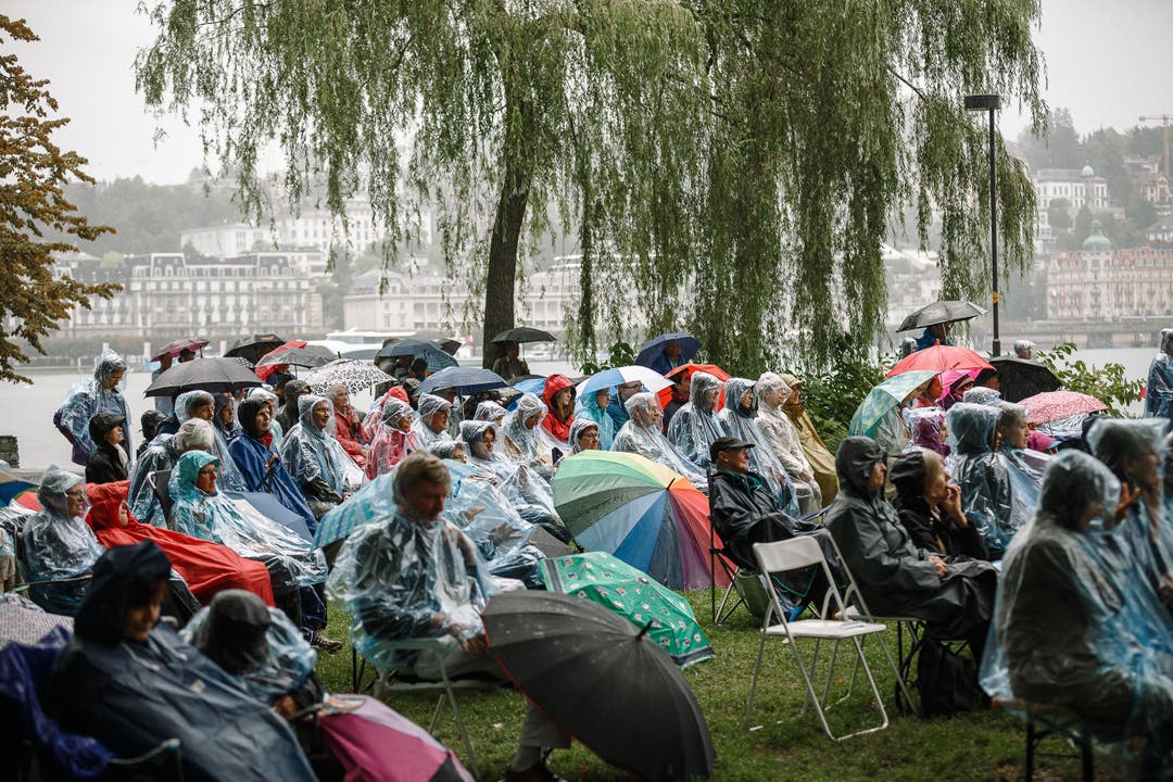 40 Minuten gratis Konzert hören: Public Viewing auf dem Inseli. Die Besucher erschienen trotz Regen zahlreich. (Bild: Stefan Deuber / Lucerne Festival)