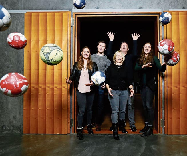 Im Leben von Leah, Yannik, Esther, Peter und Svenja Stutz (von links) ist der Sport allgegenwärtig. (Bild: Stefan Kaiser (Zug, 13. Dezember 2016))