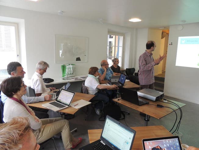 In der Wikipedia-Schreibwerkstatt im Juni 2017 im Dokumentationszentrum Doku-Zug erfuhren die Teilnehmerinnen und Teilnehmer, wie Wikipedia-Artikel geschrieben werden. (Bild: PD/Doku-Zug)