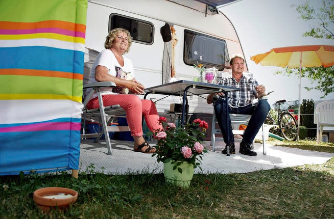Elvira und Andrej Treutner vor ihrem Wohnwagen auf dem Camping Ewil in Sachseln. (Bild Corinne Glanzmann)