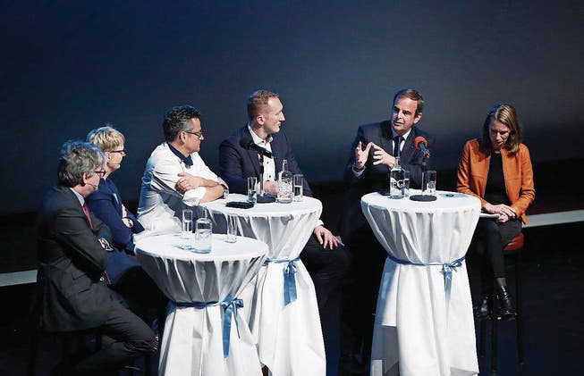 Diskutierten gestern im Casino in Zug (v. l.): Nicolas Schobinger, Natascha Schill, Peter Speck, Andy Tonazzi, Gerhard Pfister und Moderatorin Katja Gentinetta. (Bild: Stefan Kaiser (26. März 2018))