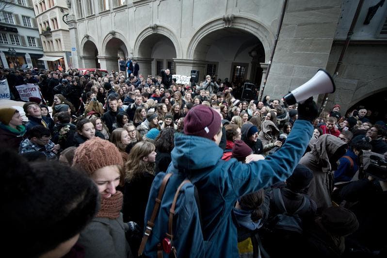 Mehrere hundert Schüler versammeln sich am 9. Dezember vor dem Luzerner Regierungsgebäude. (Bild: Pius Amrein / Neue LZ)