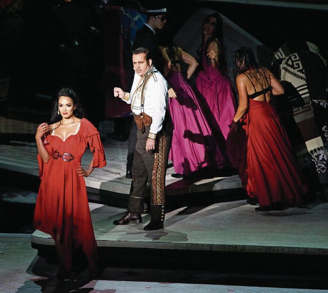 Da versucht gerade Escamillo (Daniel Johansen) die schöne Carmen (Gaelle Arquez) zu beeindrucken. (Bild: Karl Forster)
