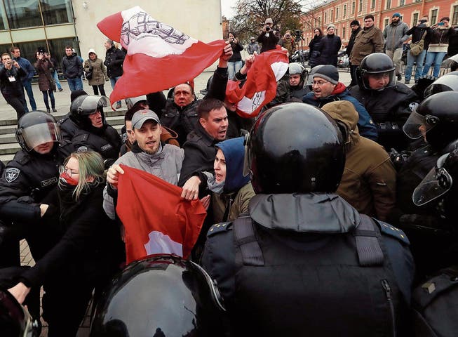 Eine Handvoll Oppositioneller demonstrierte gestern auf Moskaus Strassen. Die Polizei löste den Protest auf. (Bild: Anatoly Maltsev/EPA)