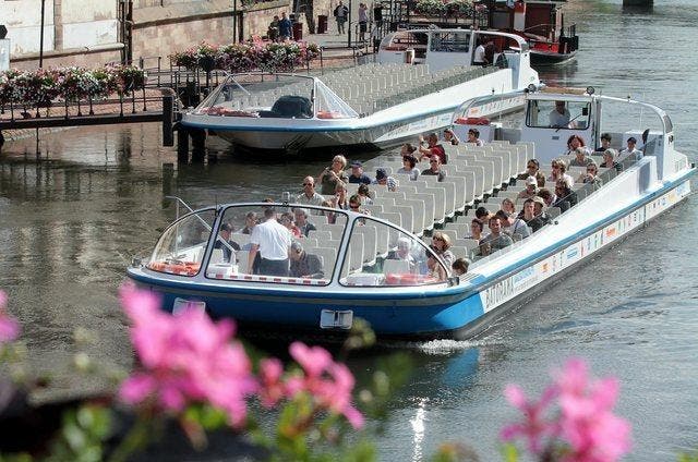 In Strassburg werden Flussfahrten für Touristen bereits angeboten. Das Luzerner Boot wäre um einiges kleiner gewesen. (Bild: Keystone)