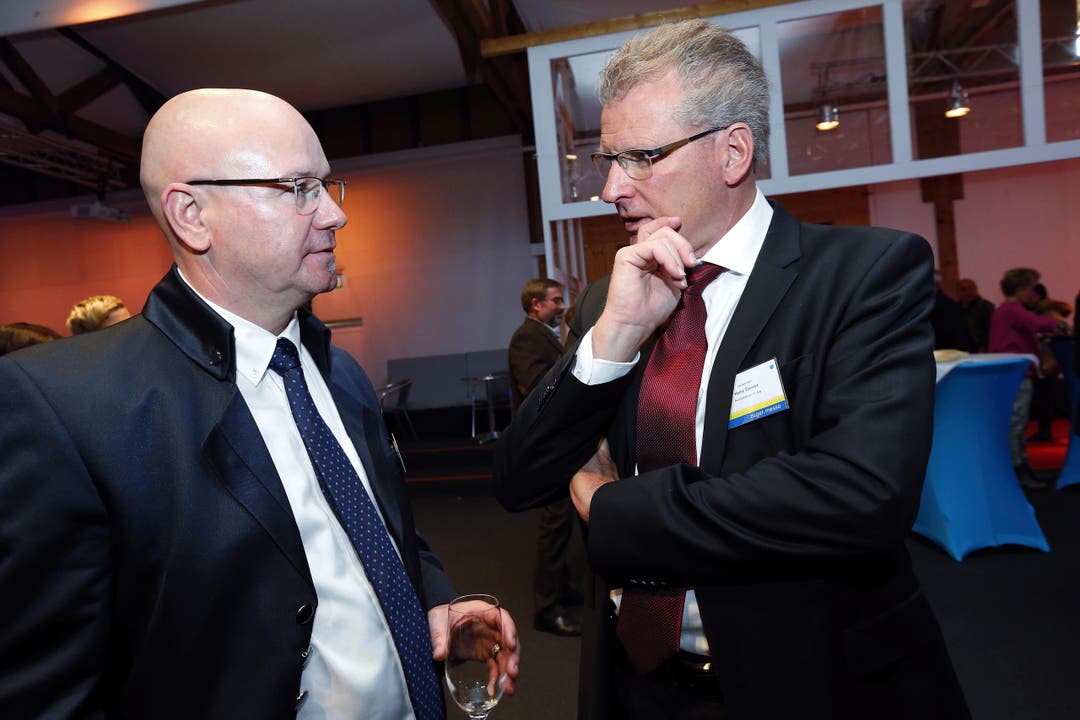 Messeleiter Peter Binggeli (links) im Gespräch mit Regierungsrat Heinz Tännler während der Eröffnung. (Bild: Werner Schelbert / Neue ZZ)