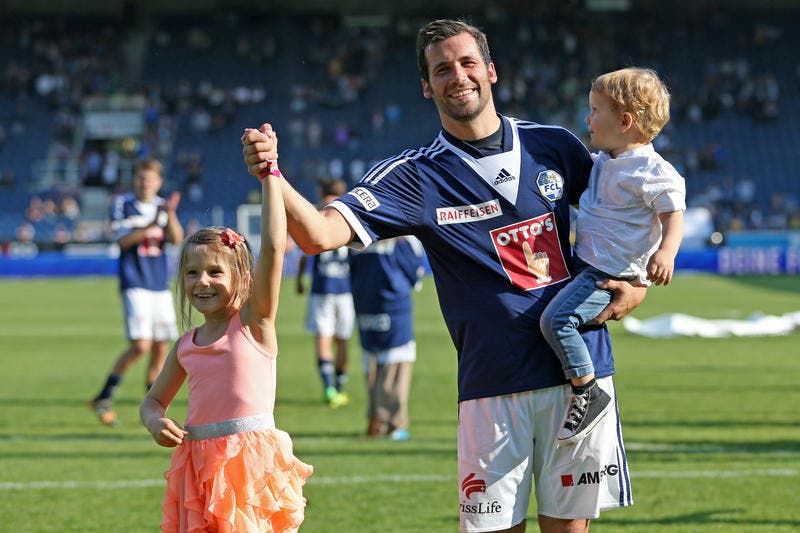 Luzerns Michel Renggli feiert mit zwei seiner Kinder sein Karriereende. (Bild: Philipp Schmidli)