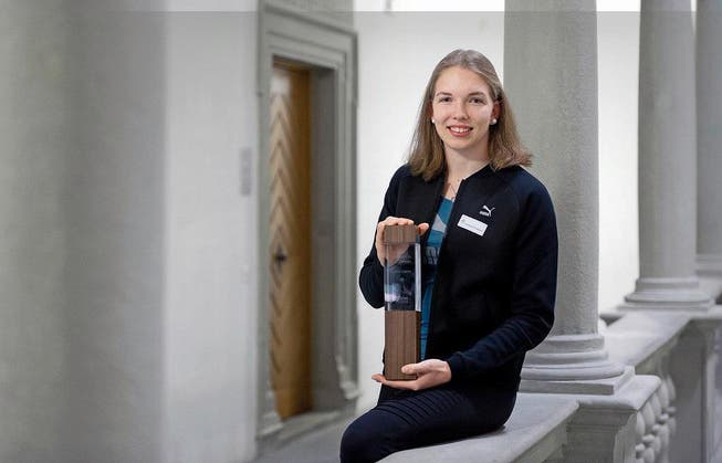 Leichtathletin Géraldine Ruckstuhl (18) präsentiert im Luzerner Regierungsgebäude ihre Auszeichnung. (Bild: Corinne Glanzmann / Neue LZ)