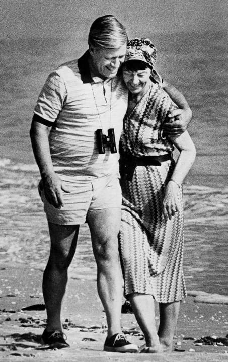 Alt-Bundeskanzler Helmut Schmidt am 26. Dezember 1981 mit seiner Frau Hannelore am Strand der Ferieninsel Sanibel Island in Florida. (Bild: Keystone)