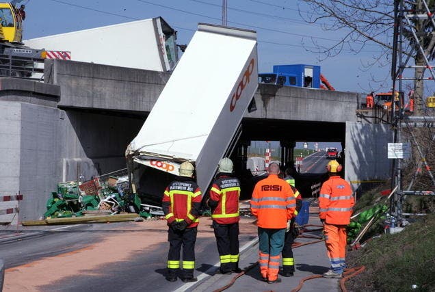 25. März: Spektakulärer Unfall auf der Autobahn A4 in Hünenberg. (Bild: Werner Schelbert/Neue ZZ)