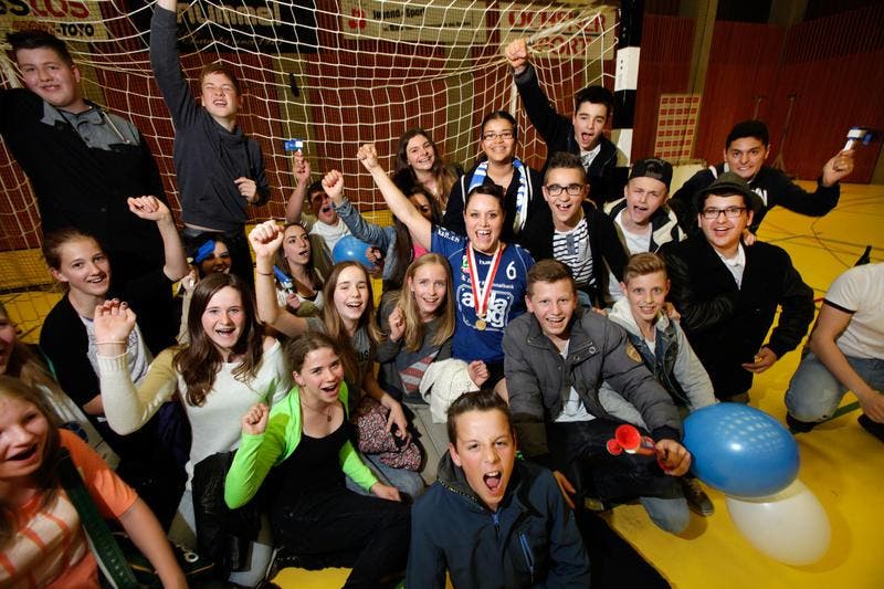 Annina Ganz feiert mit ihren Schülerinnen und Schülern der Sek 1 und 2 aus Rotkreuz. (Bild: Christof Borner-Keller / Neue ZZ)