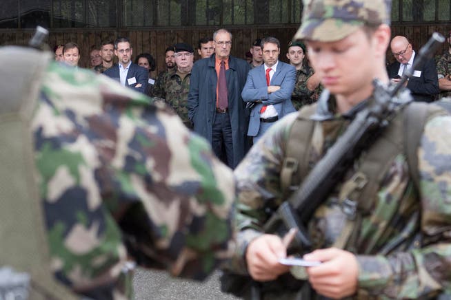 Bundesrat Guy Parmelin beobachtet Armee-Angehörige anlässlich einer Übung. (Bild: Marcel Bieri / Keystone (Burgdorf, 31. August 2017))