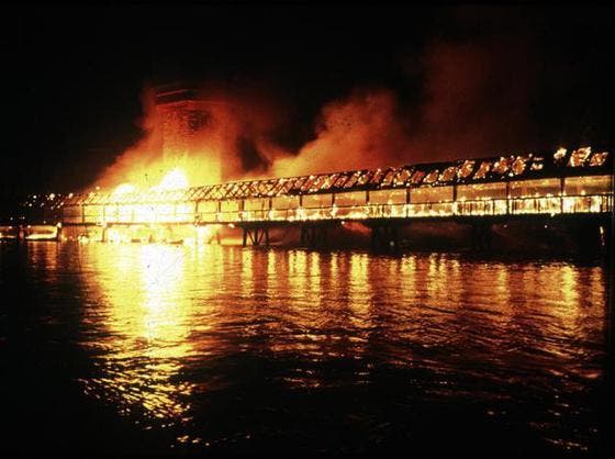 Die brennende Kapellbrücke in der Nacht auf den 18. August 1993. (Bild Nique Nager/Neue LZ)