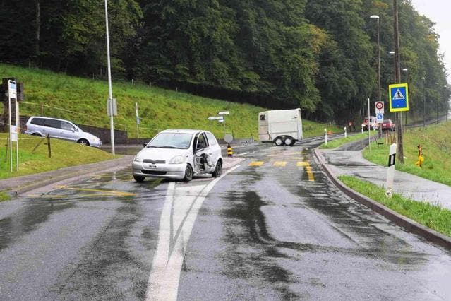 Die Unfallstelle auf dem Ruopigenring zwischen Reussbühl und Littau mit dem Auto im Vordergrund und dem abgekoppelten Pferdetransportanhänger hinten. (Bild: Luzerner Polizei)