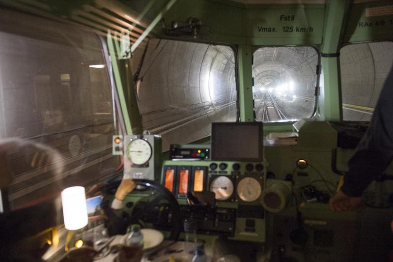 Nun ist der längste Eisenbahntunnel der Welt durchgehend auf seiner ganzen Länge von 57 Kilometern mit Diesellokomotiven befahrbar. (31.10.2014). (Bild: Keystone)