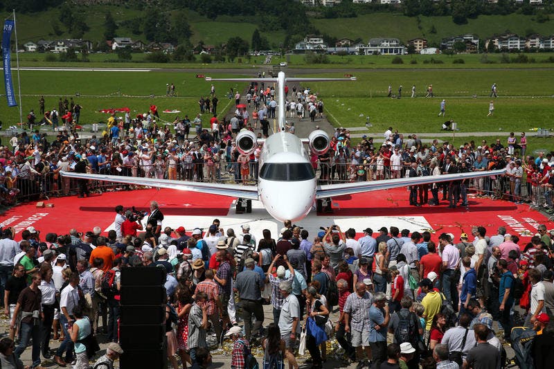 Pilatus inszenierte den Rollout ihres ersten Düsenflugzeugs am Nationalfeiertag als grosse Show mit Volksfestcharakter. (Bild: Philipp Schmidli)
