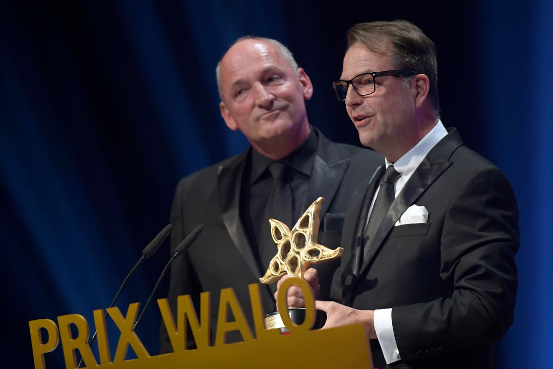 Cony Sutter, links, und Peter Pfändler, rechts, vom Komiker Duo Sutter und Pfändler gewinnen einen Prix Walo in der Sparte Kabarett / Comedy. (Bild: Keystone / Walter Bieri)