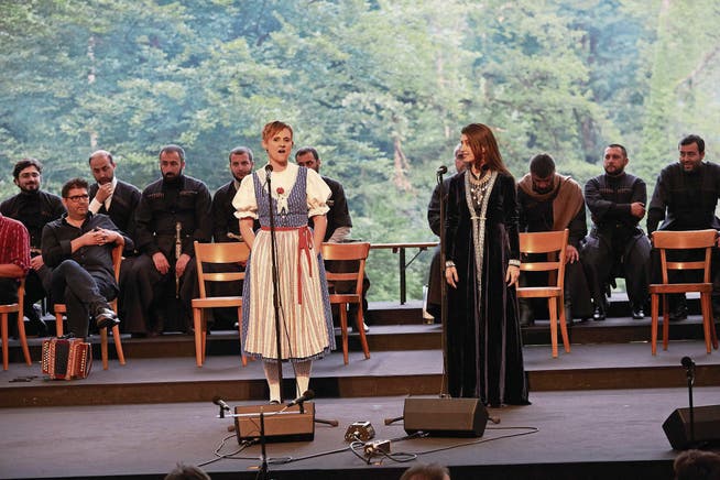 Die Muotathaler Jodlerin Karin Gwerder bei ihrem Auftritt mit der georgischen Sängerin Tamar Zviadauri. (Bild: Jakob Ineichen (Giswil, 6. Juli 2017))