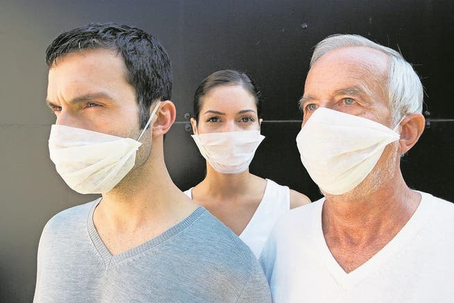 Papiermasken für Besucher sollen das Pflegepersonal im Luzerner Kantonsspital vor Infektionen schützen. (Symbolbild: Michael Haegele/Getty)