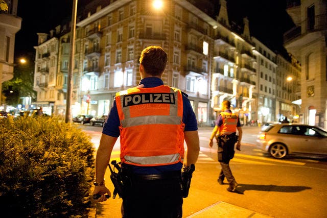 Die Abendpatrouille von «City Plus» im Einsatz an der Frankenstrasse in Luzern. Dort kontrollierte sie Partygänger und wilde Taxis. (Bild: Dominik Wunderli (Luzern, 11. Oktober 2014))