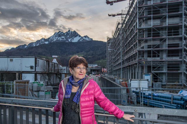 Die Soziologin Colette Peter beim Bahnhof Kriens Mattenhof. Sie sagt: «Es ist wichtig, grossräumig zu planen.» (Bild: Nadia Schärli (Kriens, 5. Januar 2018))