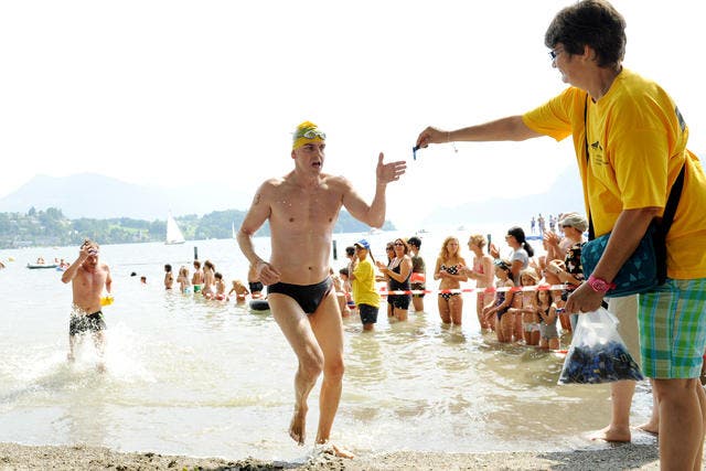 Ein Schwimmer erreicht das Ziel beim Strandbad Tribschen. (Bild: Boris Bürgisser / Neue LZ)