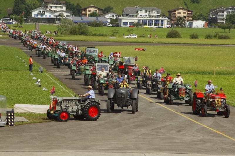 Zum Beginn des Rollouts versammeln sich Dutzende Traktoren auf dem Flugplatz Buochs... (Bild: André A. Niederberger / Neue NZ)