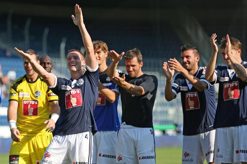 Die Mannschaft um Oliver Bozanic (links) bejubelt den Sieg. (Bild: Philipp Schmidli / Neue LZ)