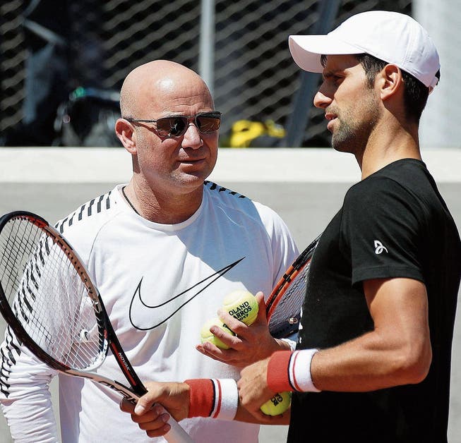 Haben vor den French Open einiges zu besprechen: Andre Agassi (links) und Novak Djokovic, die ehemalige Nummer eins. (Bild: Yoan Valat/Keystone (Paris, 25. Mai 2017))