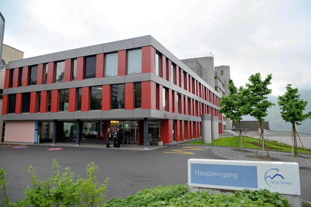 Das Spital Schwyz. (Bild: Erhard Gick/Neue SZ)