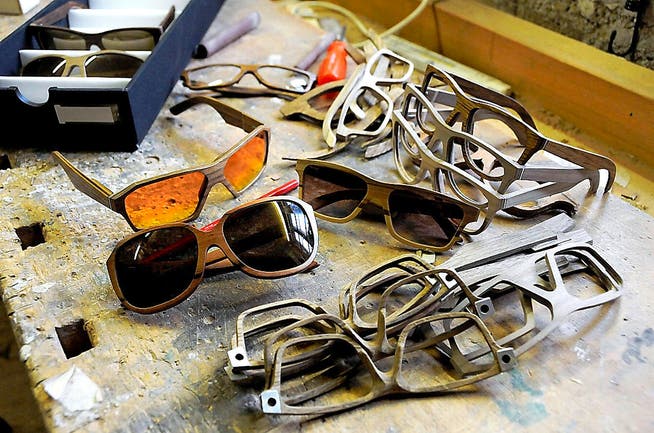 Geleimt, geformt, gesägt, geschliffen &ndash; und made in Lungern: Sonnenbrillen aus Holz. (Bild Christoph Riebli)