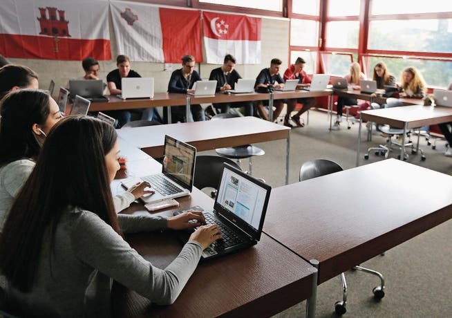 Vorläufig bringen erst die Schüler der Wirtschaftsmittelschule ihren eigenen Computer mit. (Bild: Stefan Kaiser (Zug, 15. Juni 2016))